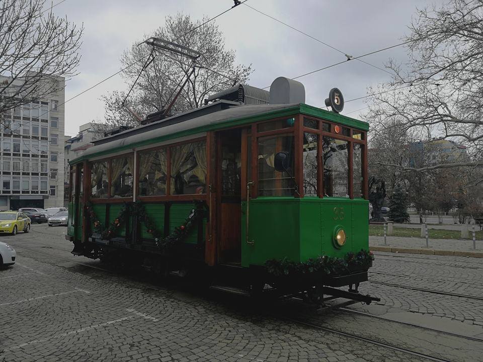 Празничен ретро трамвай
