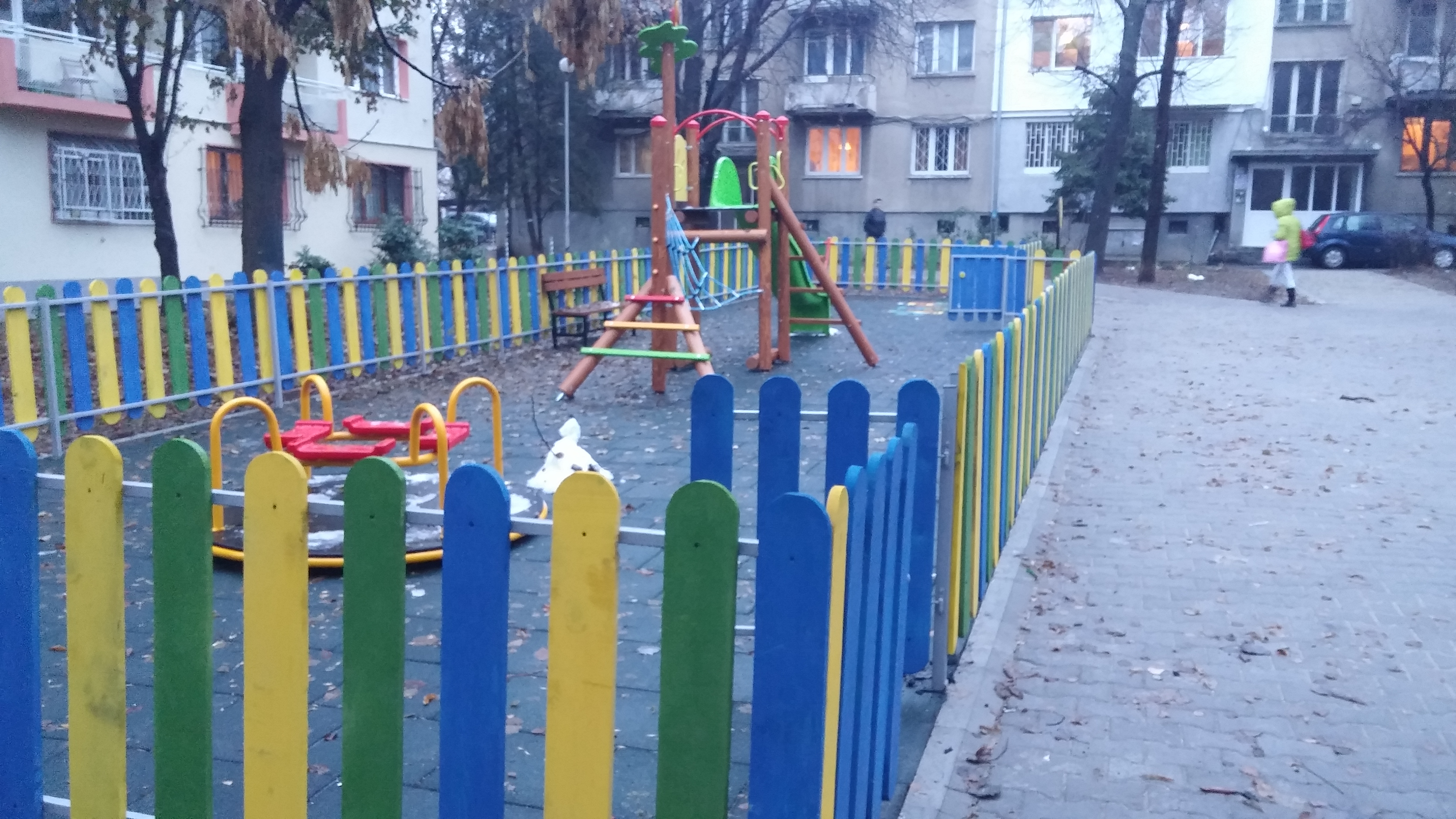 Обновената детска площадка