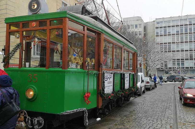 Коледен ретро трамвай