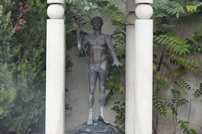 Статуята на Аполон пред Централна баня