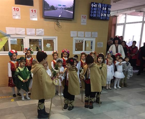 Деца от 177 ДГ изнесоха коледен концерт в КАТ