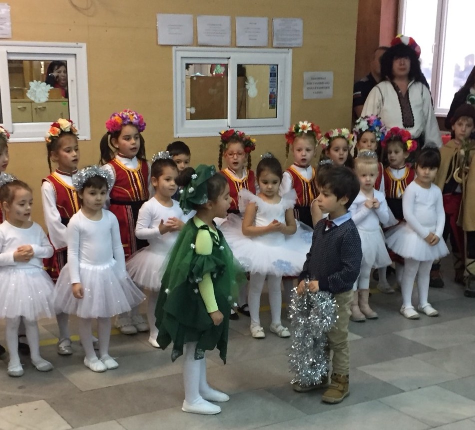 Деца от 177 ДГ изнесоха коледен концерт в КАТ