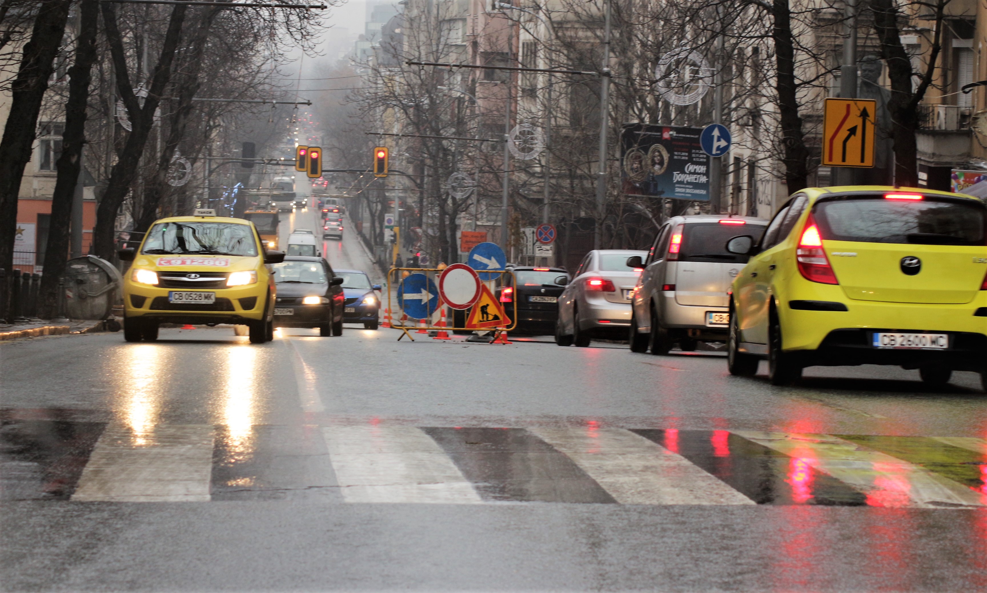 замръзнали улици и тротоари в София