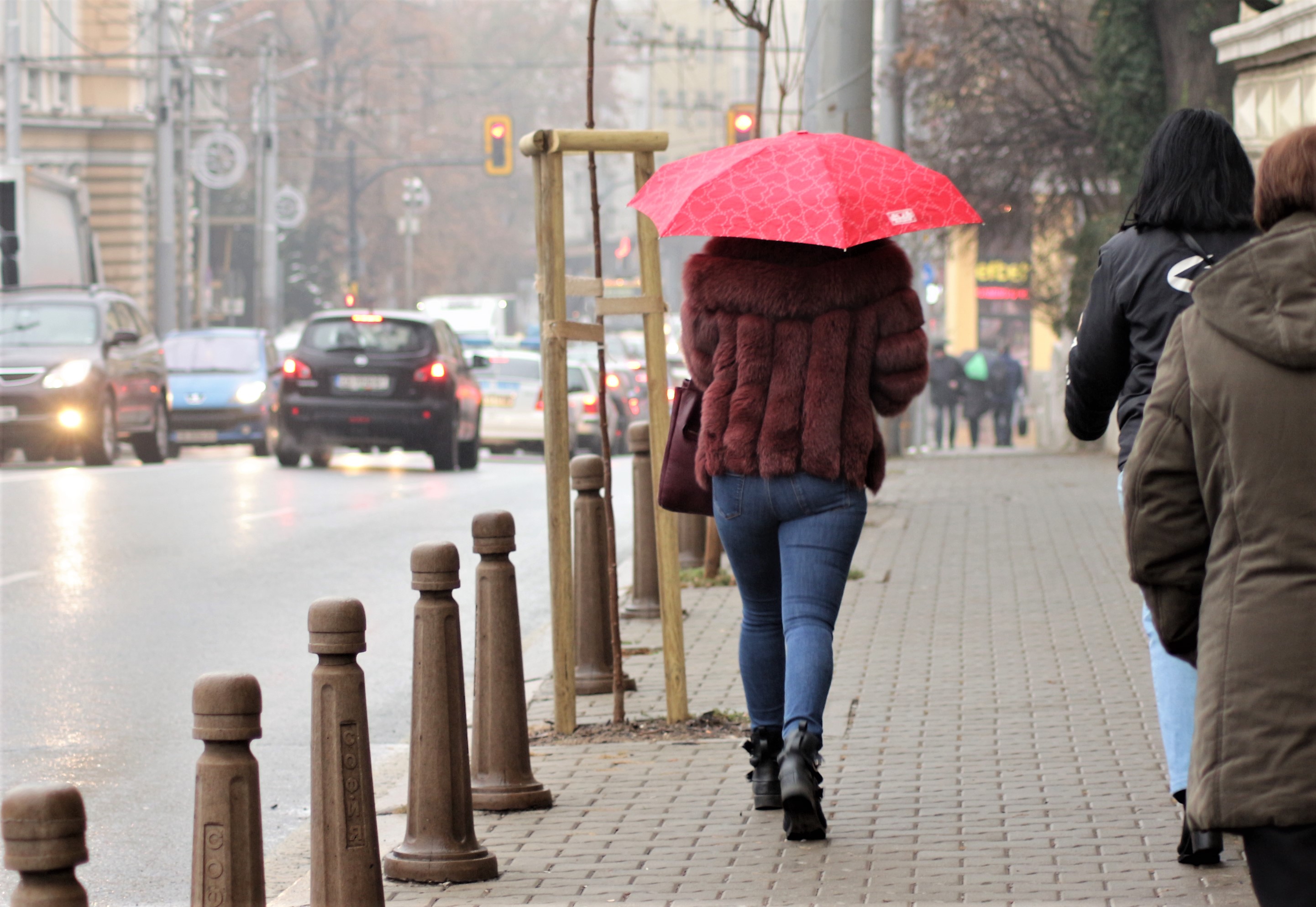 заледени тротоари и улици в София