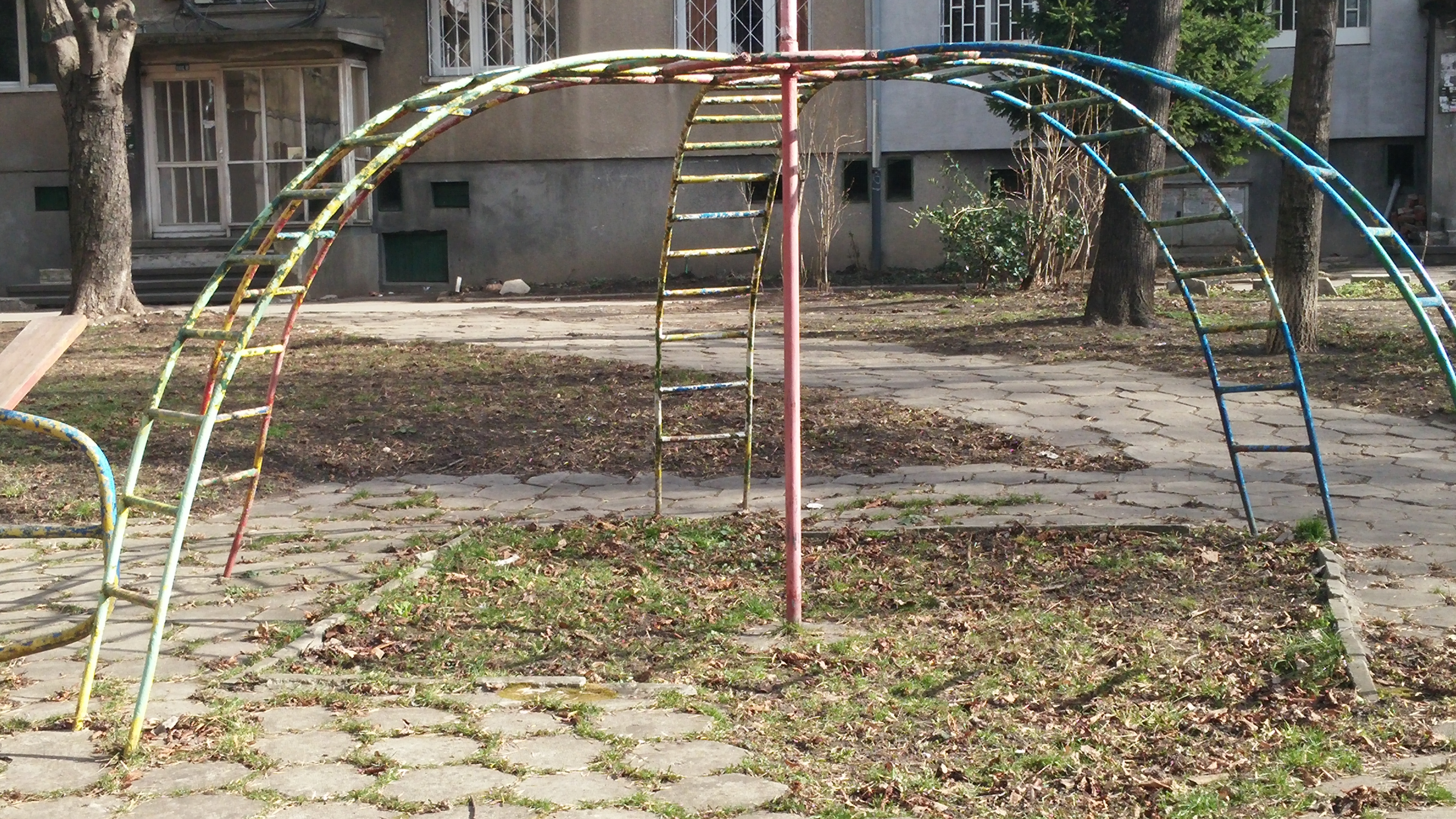 Детската площадка преди ремонта