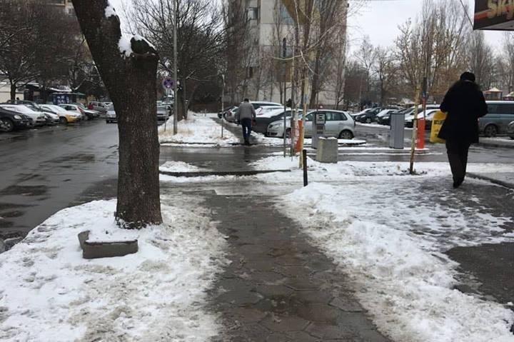 Изчистени тротоари по ул. Туше Делииванов в Дружба 1