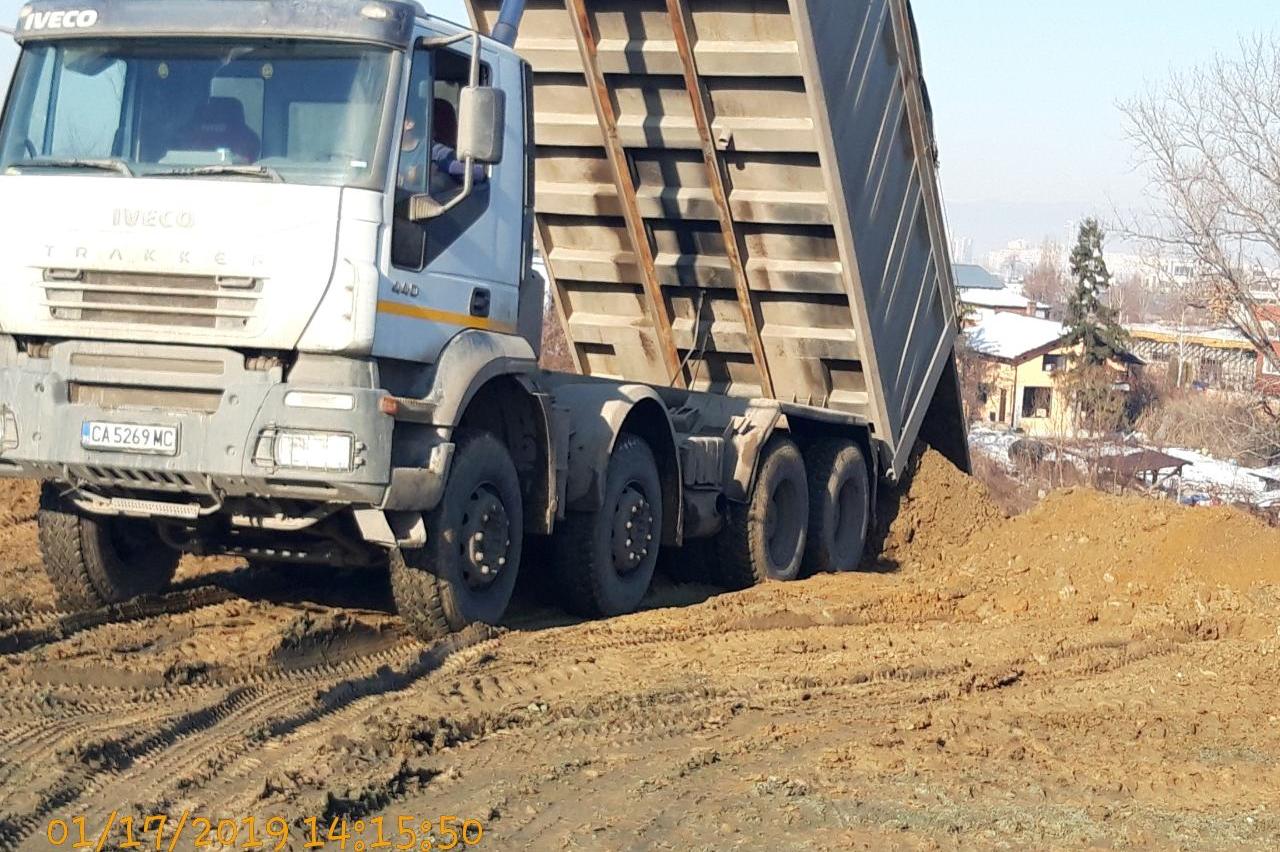 Камион изхвърля земна маса на нерегламентирано място