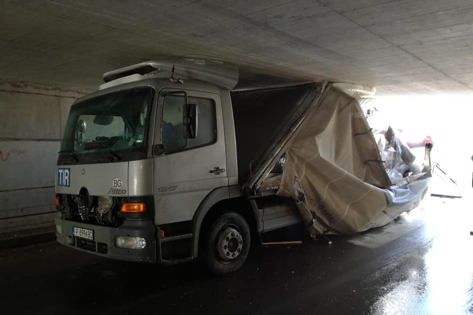 Камион заседна в тунел