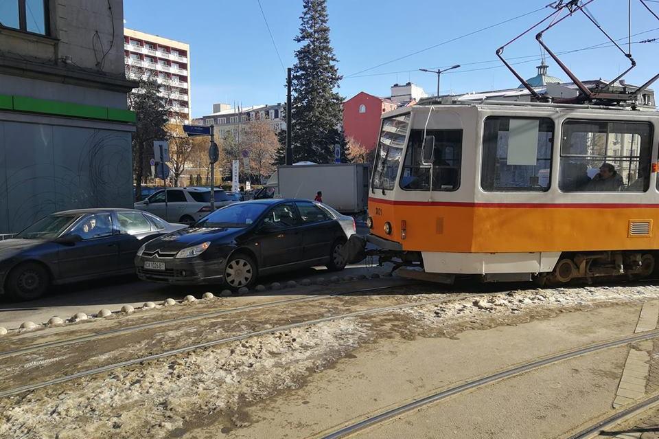 Автомобил е спрял на трамвайните релси на ул. Алабин