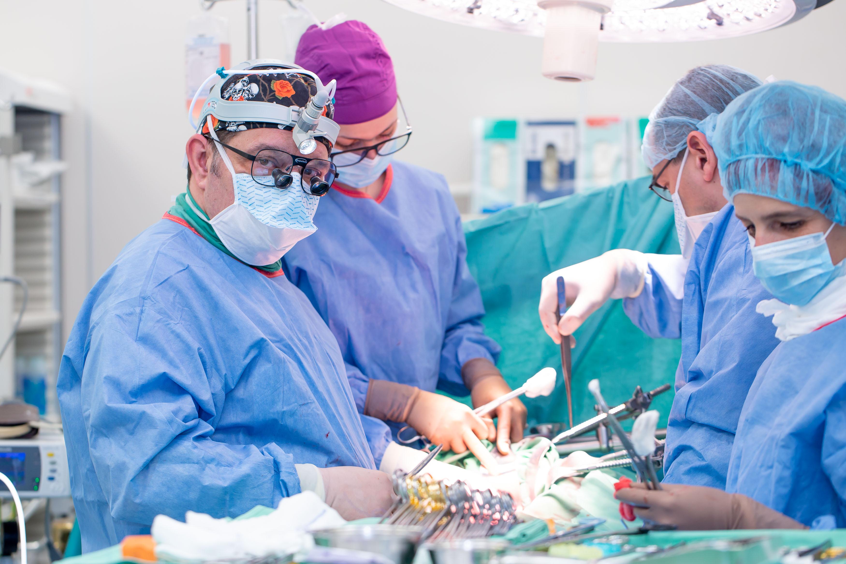 Екипът от хирурзи по време на операцията
