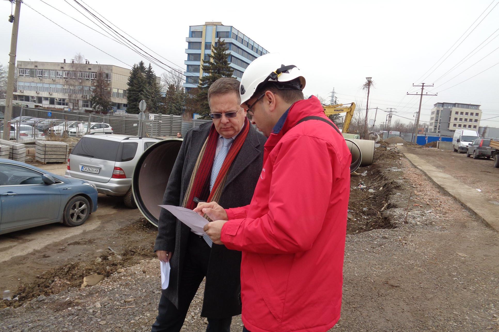 Зам.-кметът Дончо Барбалов разглежда чертежите за отводнителните канали