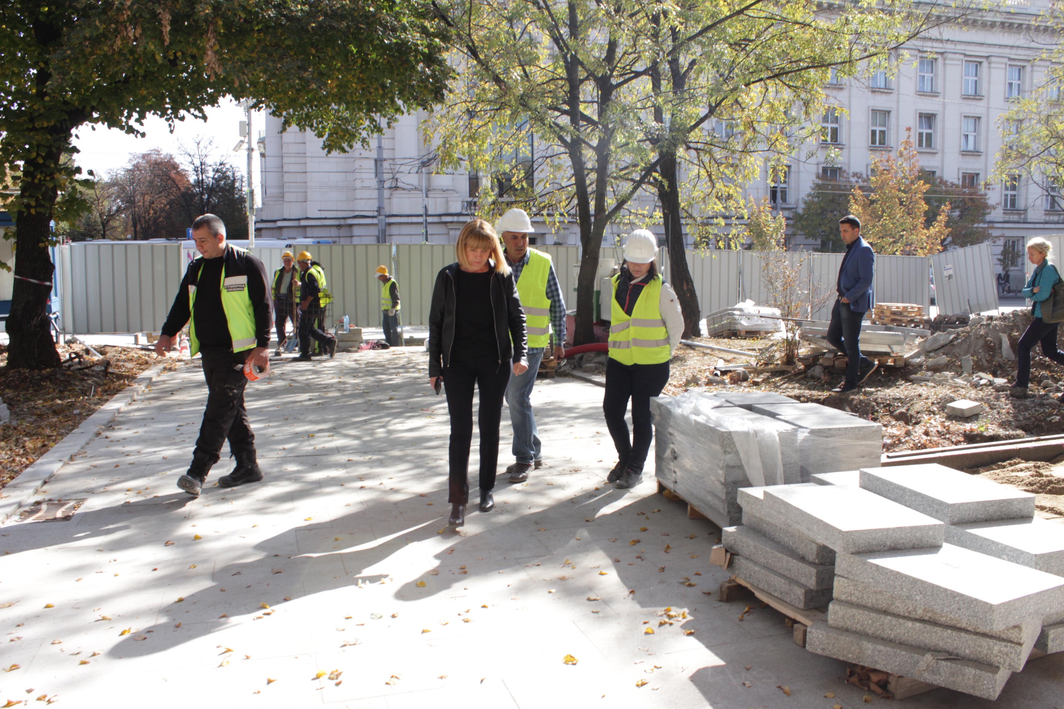 Йорданка Фандъкова проверява ремонта на градинката до парламента