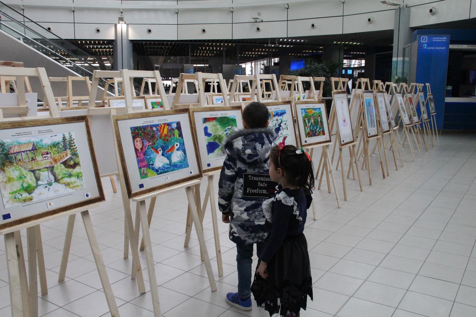 Изложба на детски рисунки на Летище София