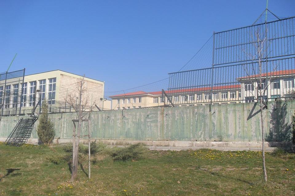 ремонтиране на паднала ограда на училище в Банкя