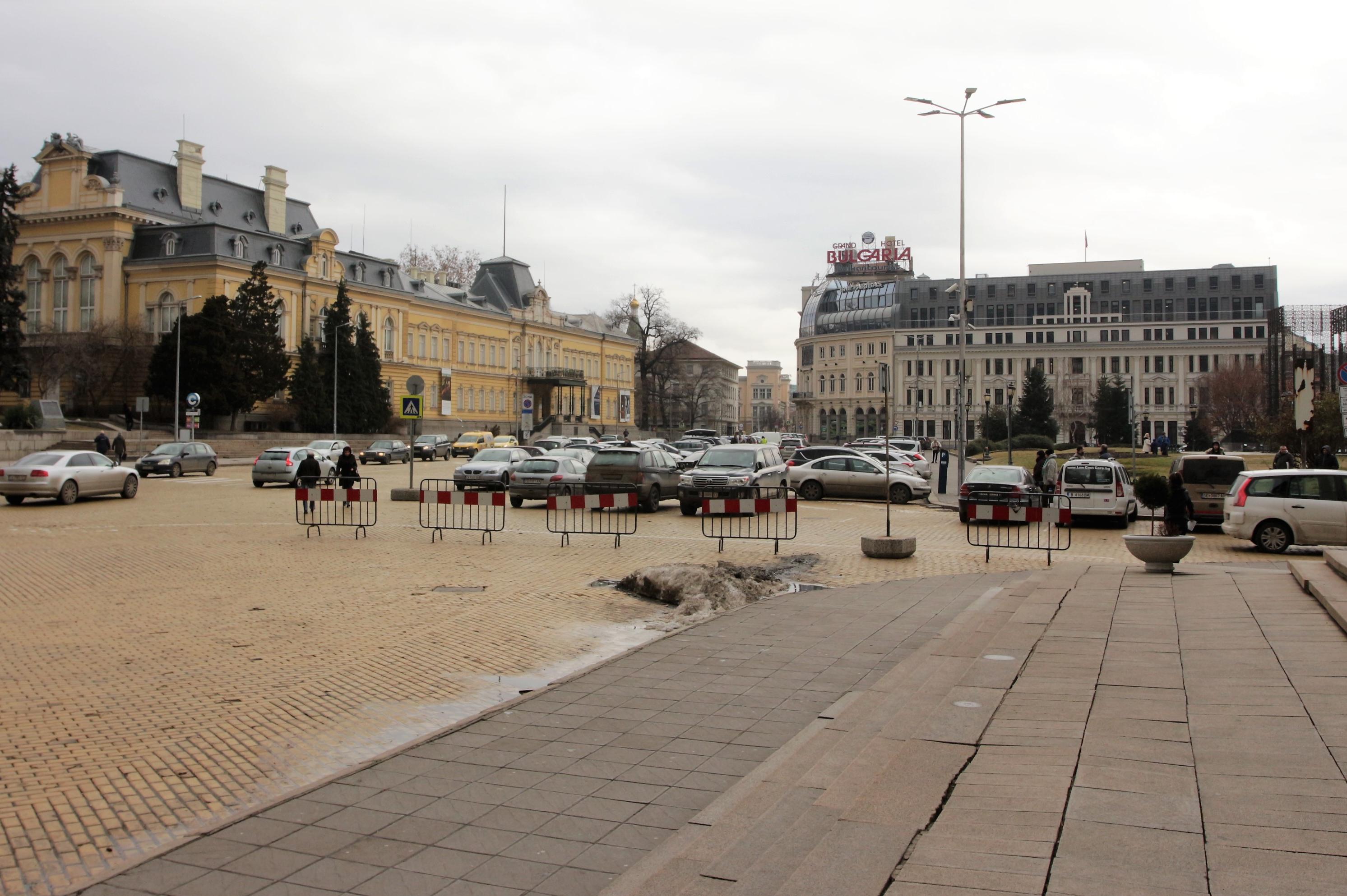 Площад Батенберг  опразнен от коли