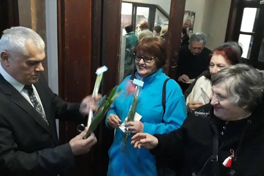 Валентин Радев подари цветя на жените от Клуба на инвалида и пенсионера в р