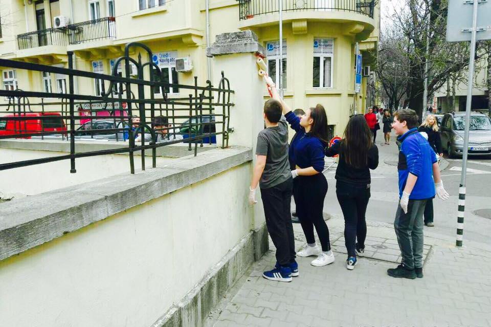 Почистване на оградата на 6ОУ "Граф Игнатиев"