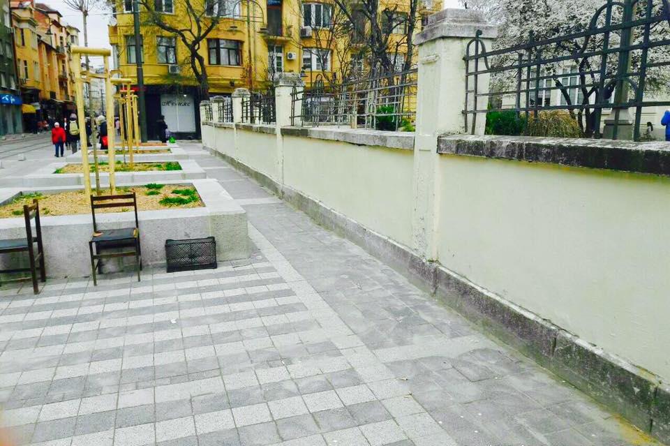 Почистване на оградата на 6ОУ "Граф Игнатиев"