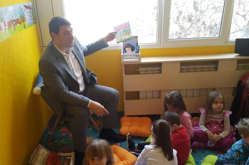 Кметът на "Сердика" инж. Тодор Кръстев чете приказка на децата в "Братя Гри