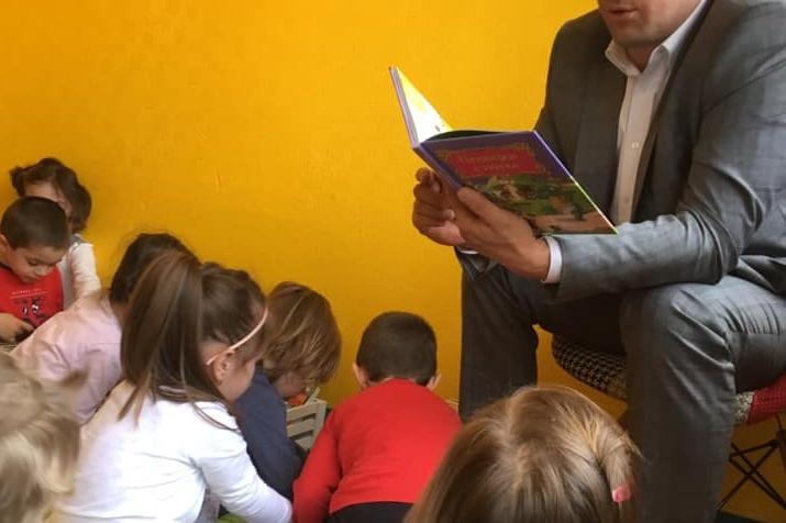 Кметът на "Сердика" инж. Тодор Кръстев чете приказка на децата в "Братя Гри