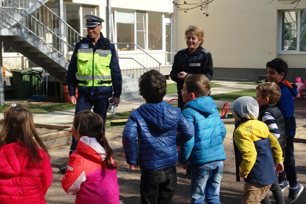 Полицай на посещение в детска градина