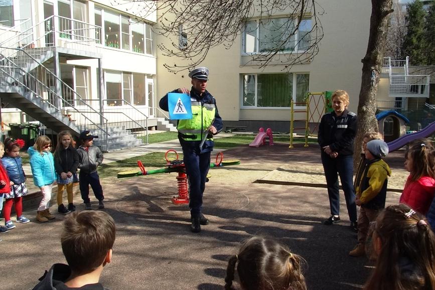 Полицай на посещение в детска градина