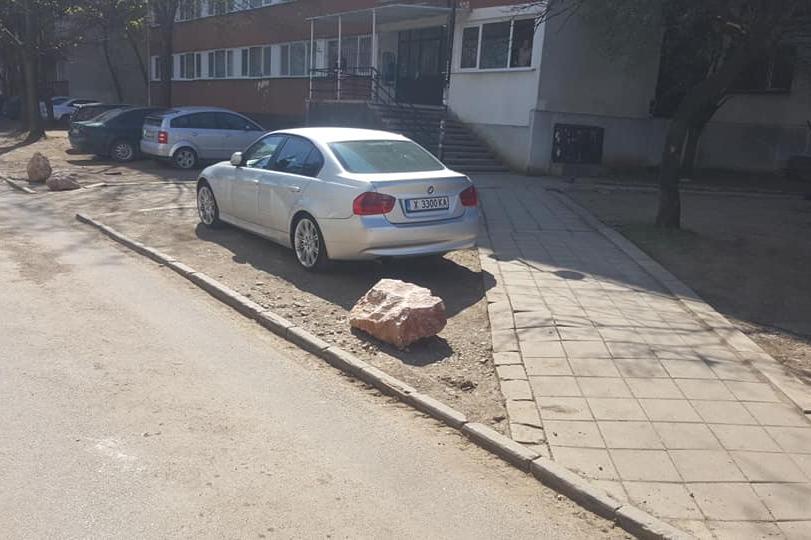С камъни ограничават паркирането в Студентски град