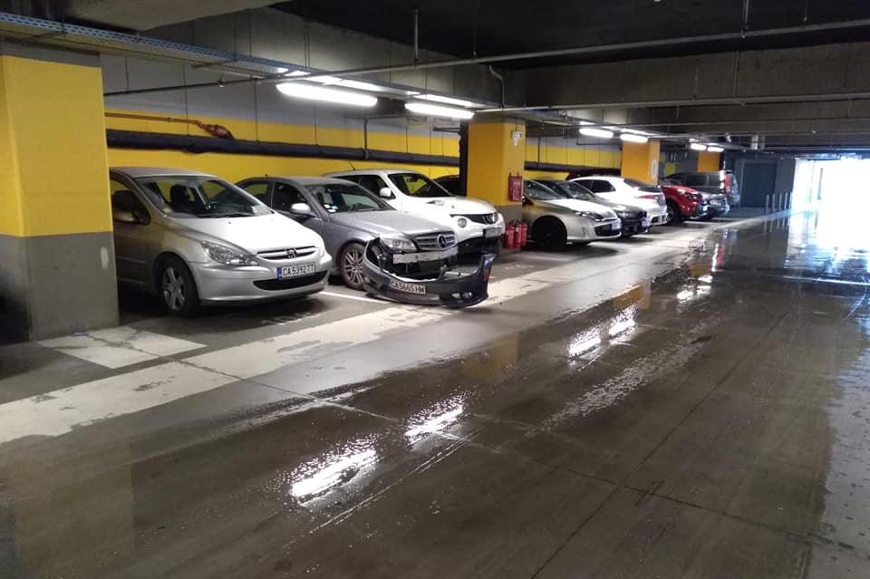 Автомобил остана без броня на паркинга на мол в София