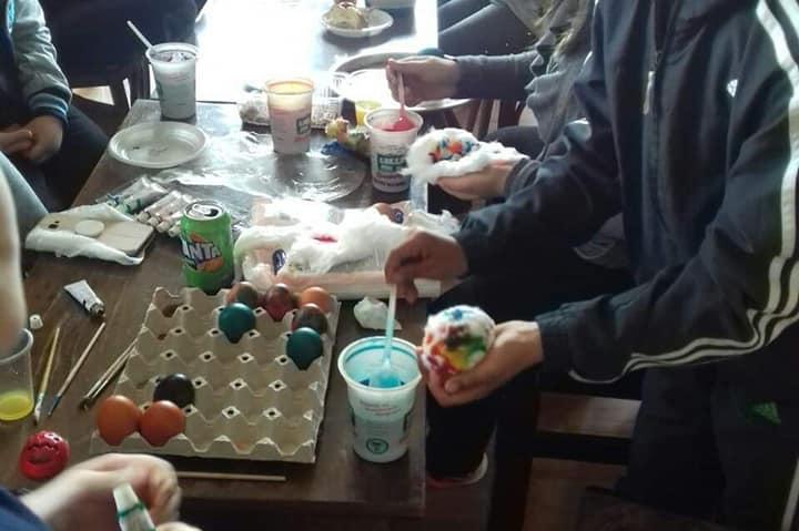 Боядисване на яйца в Бухово