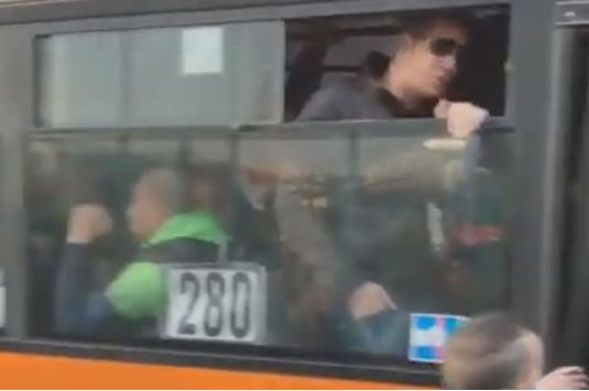 Фенове на ЦСКА превзеха автобус 280