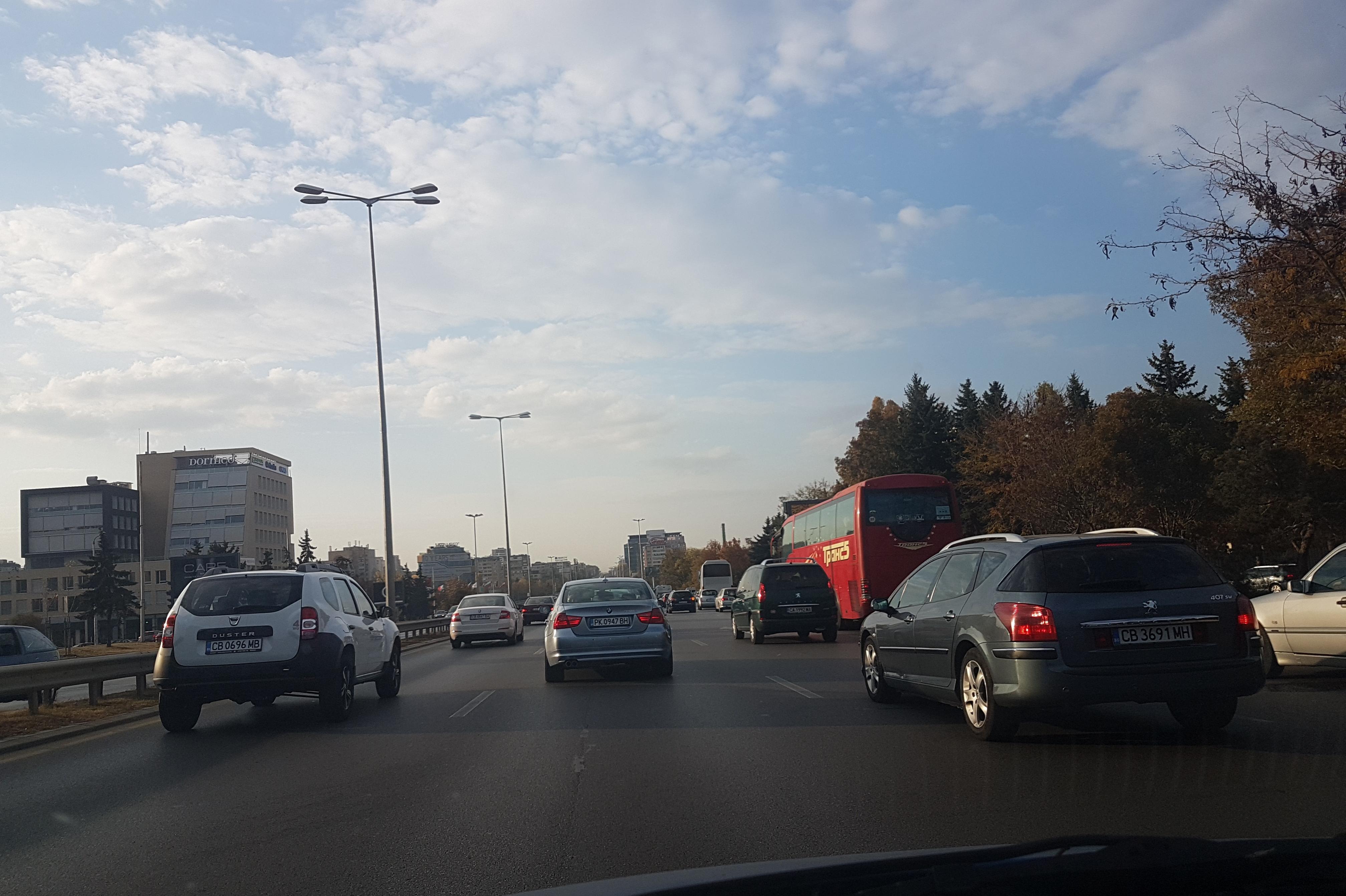 Автомобили в буслентата на Цариградско шосе