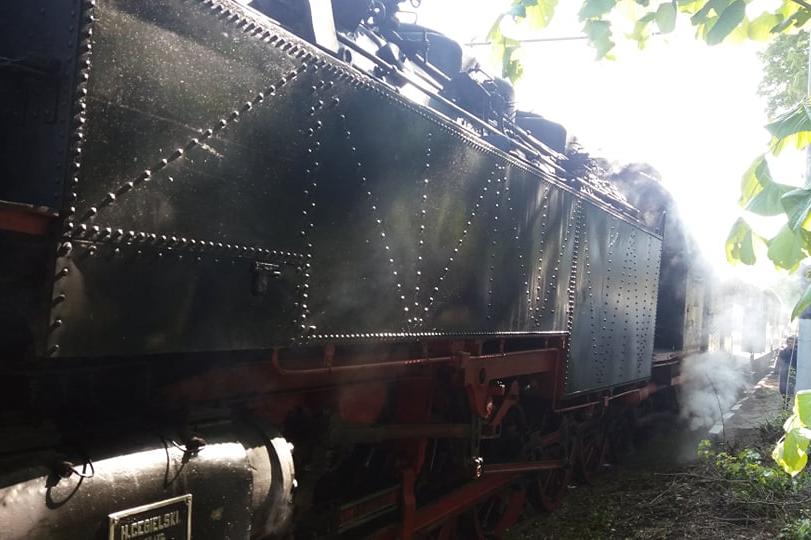 Влакът, теглен от ретро локомотива Баба Меца
