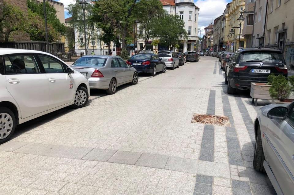 Паркирали автомобили върху новите тротоари на ул. Шишман