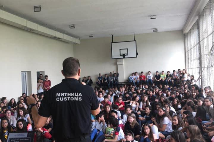 Кампанията на Агенция Митници "Не сте сами" гостува на 145 училище в София