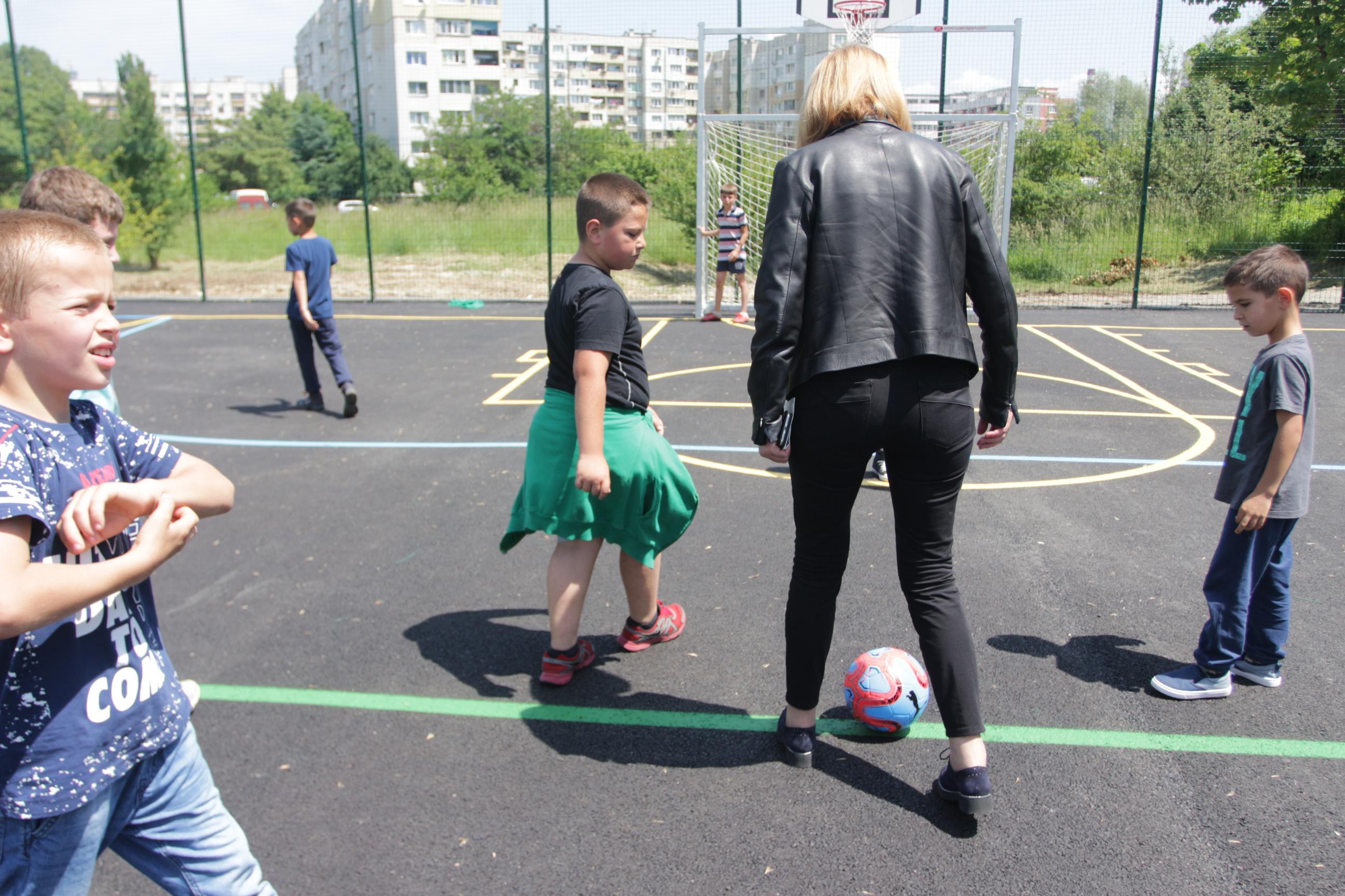 Кметът Йорданка Фандъкова откри спортна площадка, изградена от Практикер в 