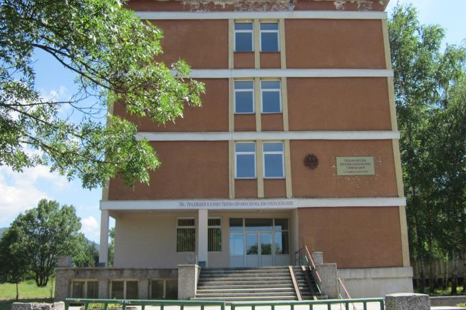 Техническата професионална гимназия „Стамен Панчев”.