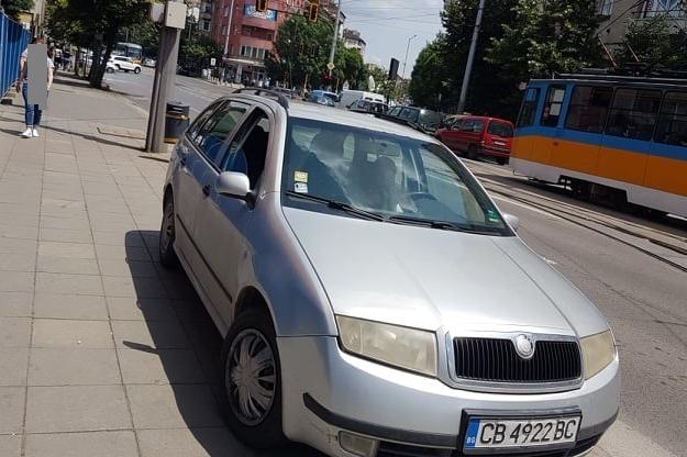 Кола паркира на тротоара на бул. Христо Ботев