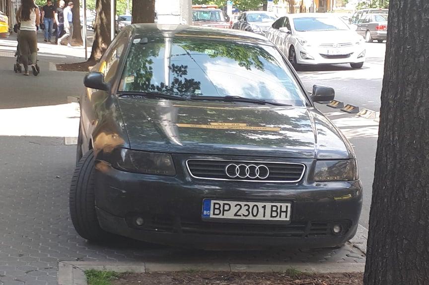 Врачанска кола паркира върху тротоар на бул. Дондуков