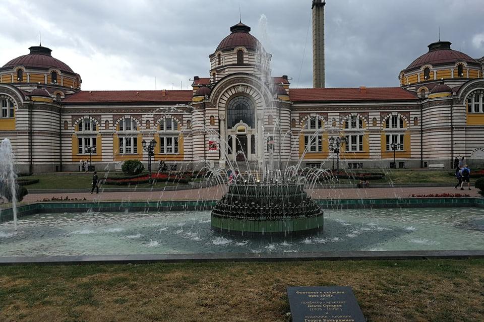 Пуснаха фонтана пред Централна баня в София