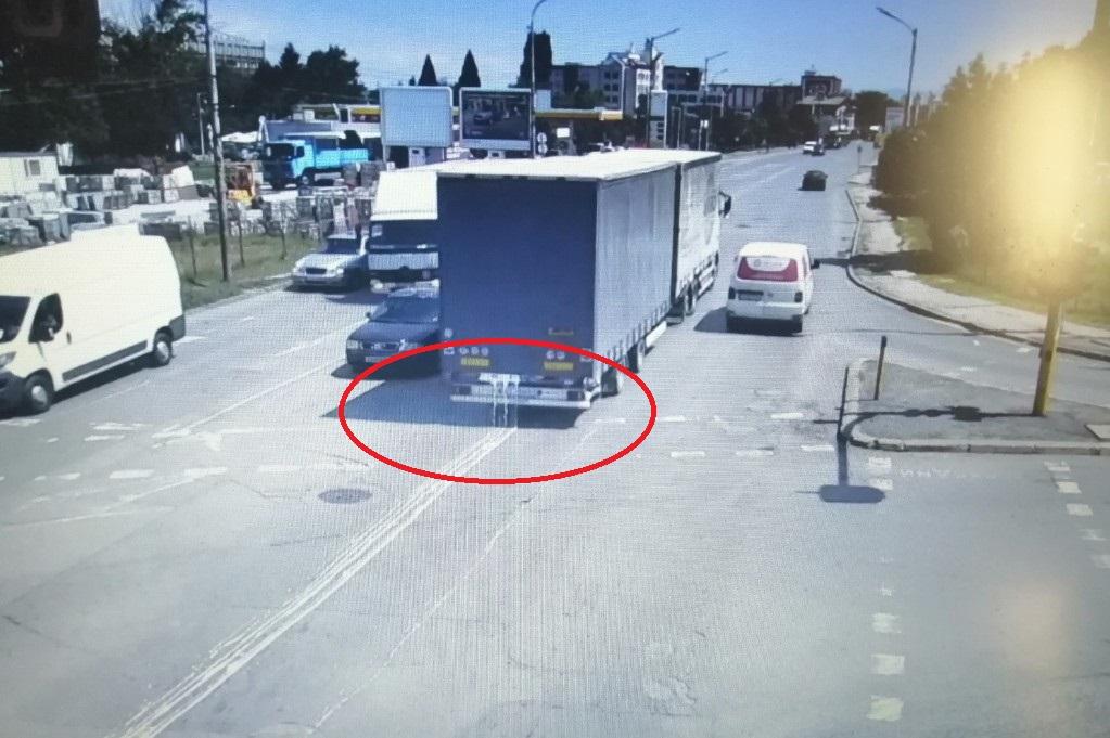 Камион замърсява с боя пътното платно