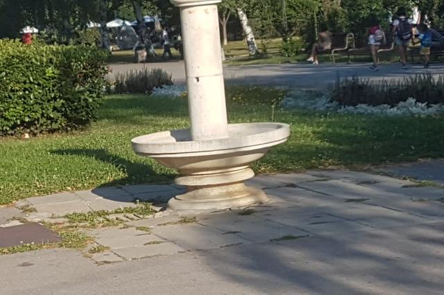 Неработеща чешма в парка Заимов