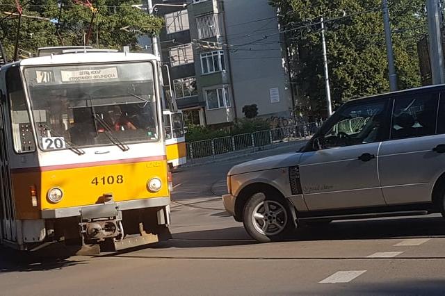 Джип срещу трамвай на "Дондуков"