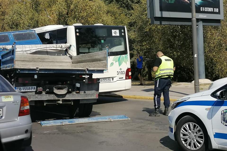 камион се удари в автобус 413 при парк-хотел Москва