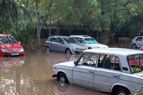 Коли станаха амфибии при наводнение на улицата при бл. 200 в Красно село