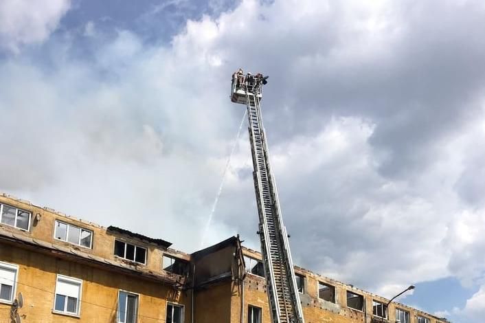 Пожар унищожи покрива на блок в Бухово
