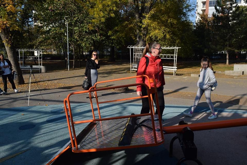 Люлка за инвалидни колички в парка Света Троица в София