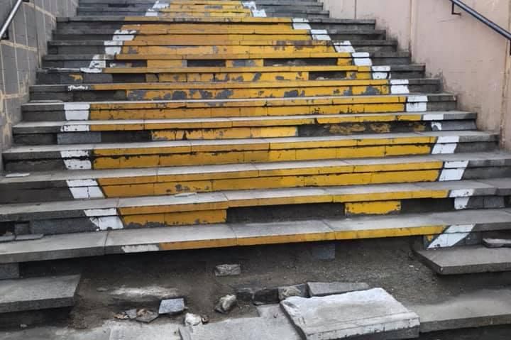 Разбиха стълбите на ремонтирания подлез на бул. България при бензиностанция