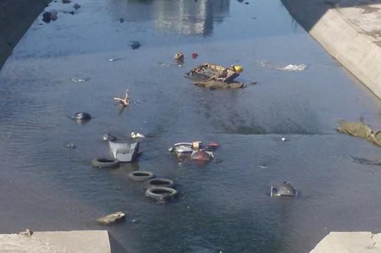 Мебели плуват в реката в Сухата река