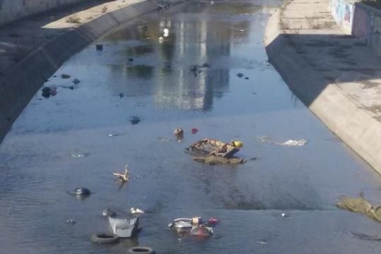 Изхвърлят мебели в реката в кв. Сухата река