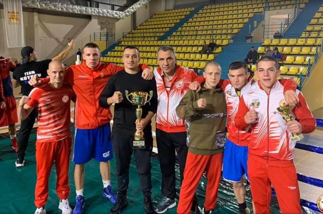 Боксьорите на ЦСКА с трофеите от Републиканското лично отборно първенство н
